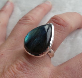 Zilveren ring gezet met druppelvorm Labradoriet ring maat 19 mm